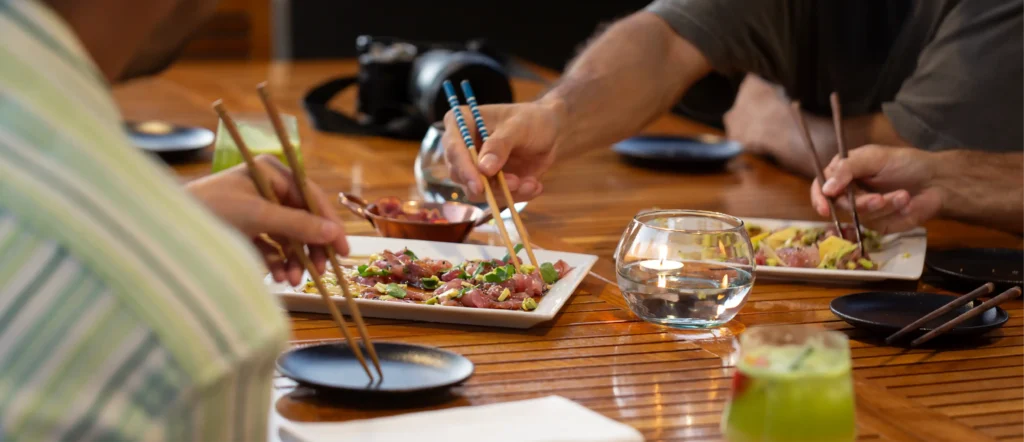 Plato gourmet con vegetales y proteína