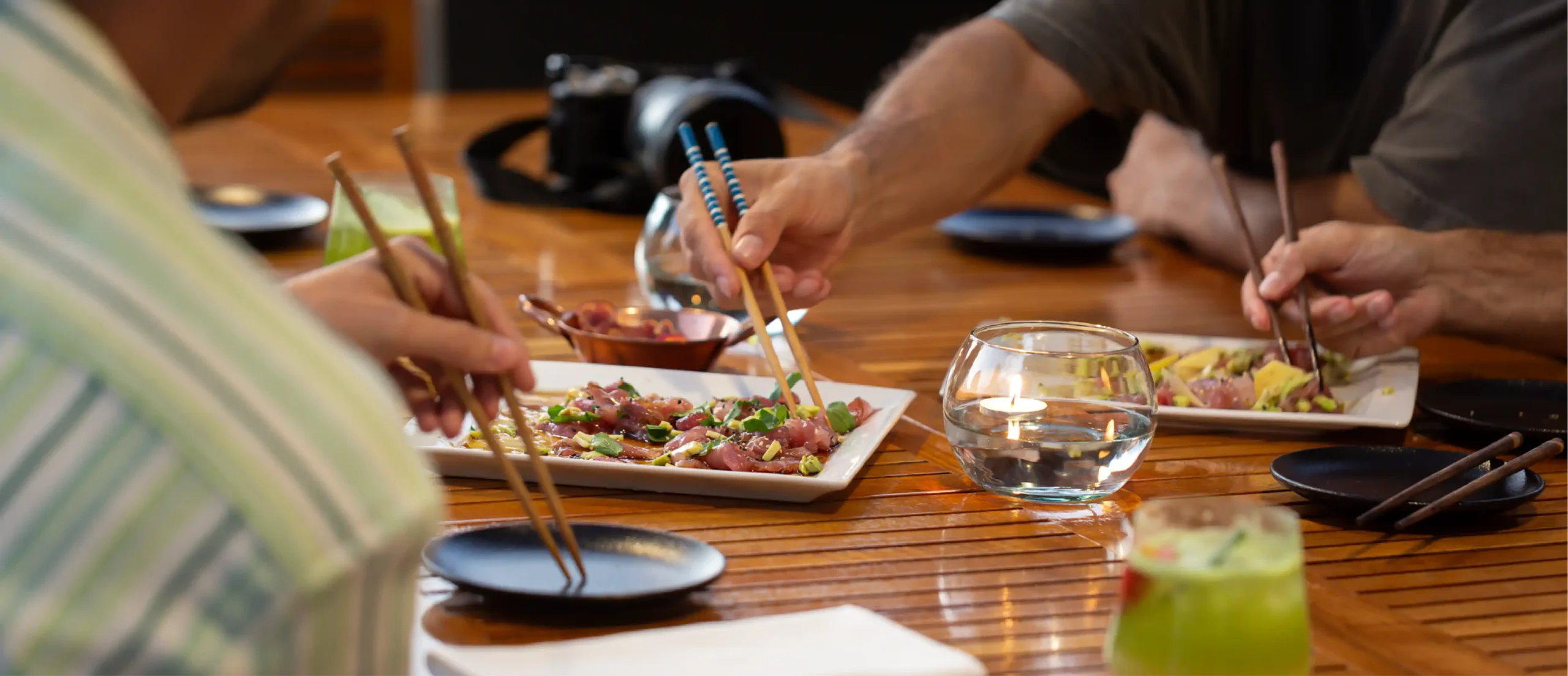 Plato gourmet con vegetales y proteína