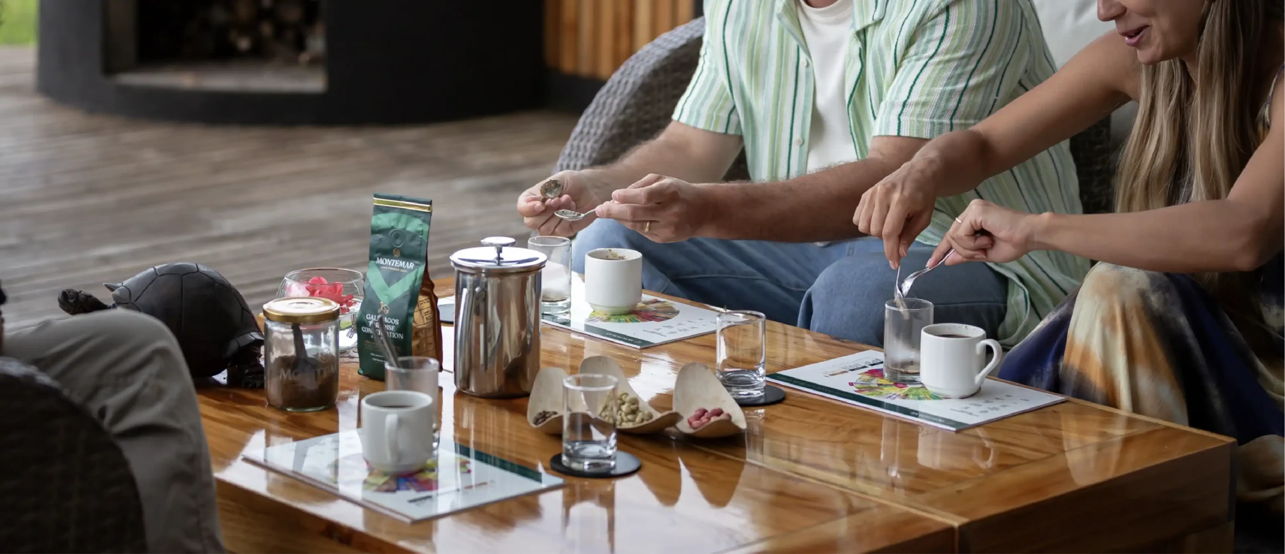 Mesa con desayuno y café