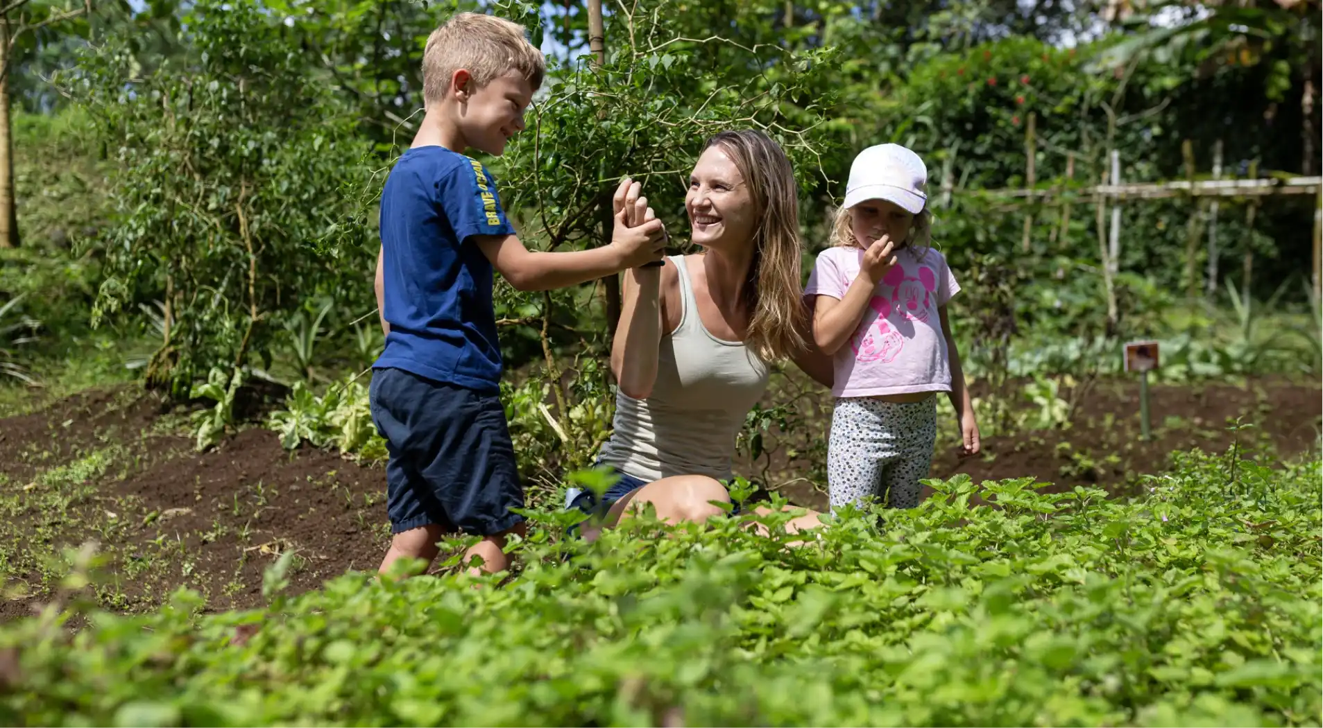 Niño y madre jugando en jardín