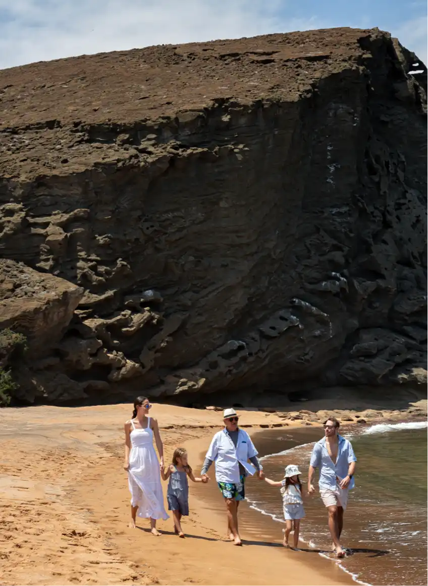Grupo de turistas en playa rocosa