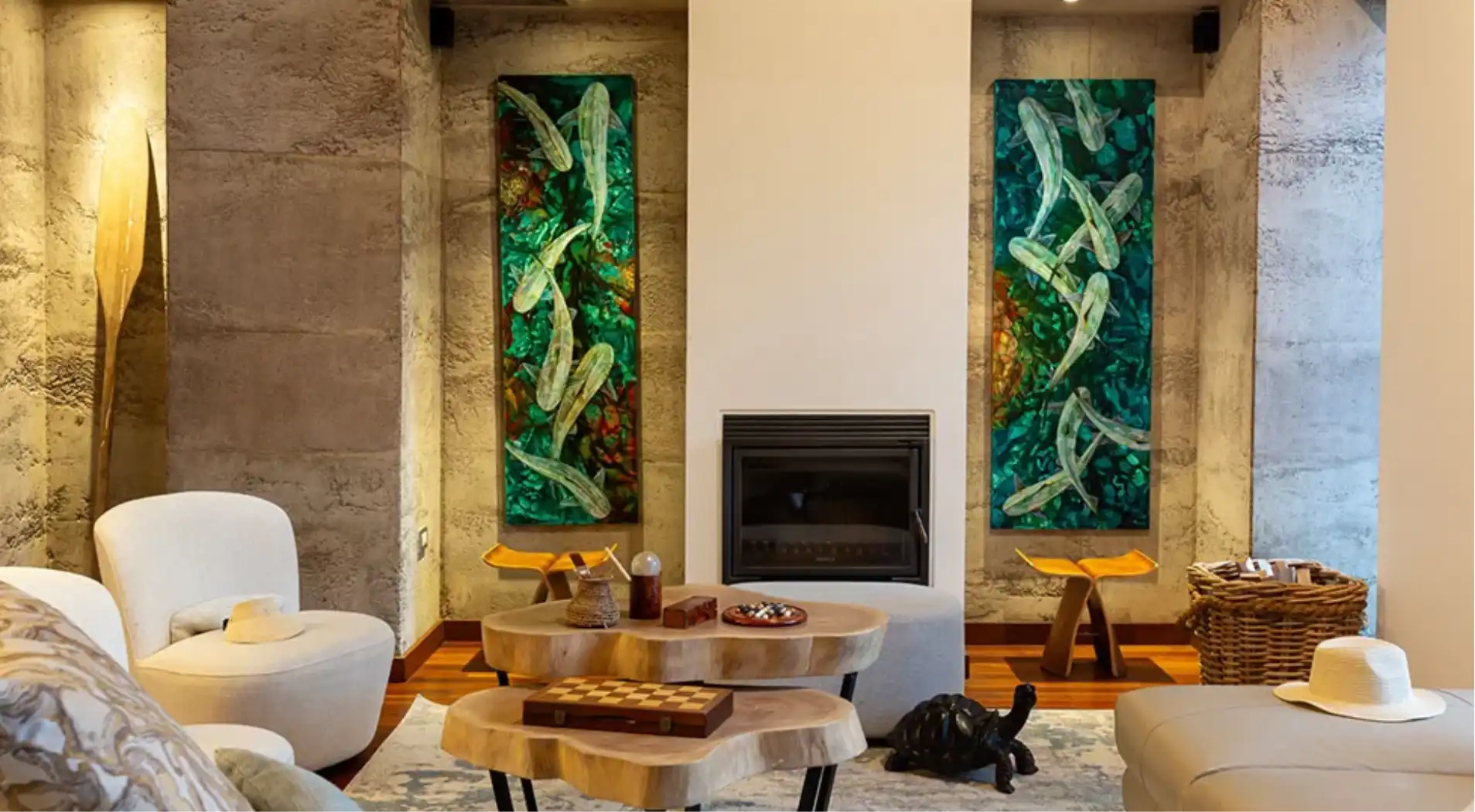 Chimenea con arte colorido