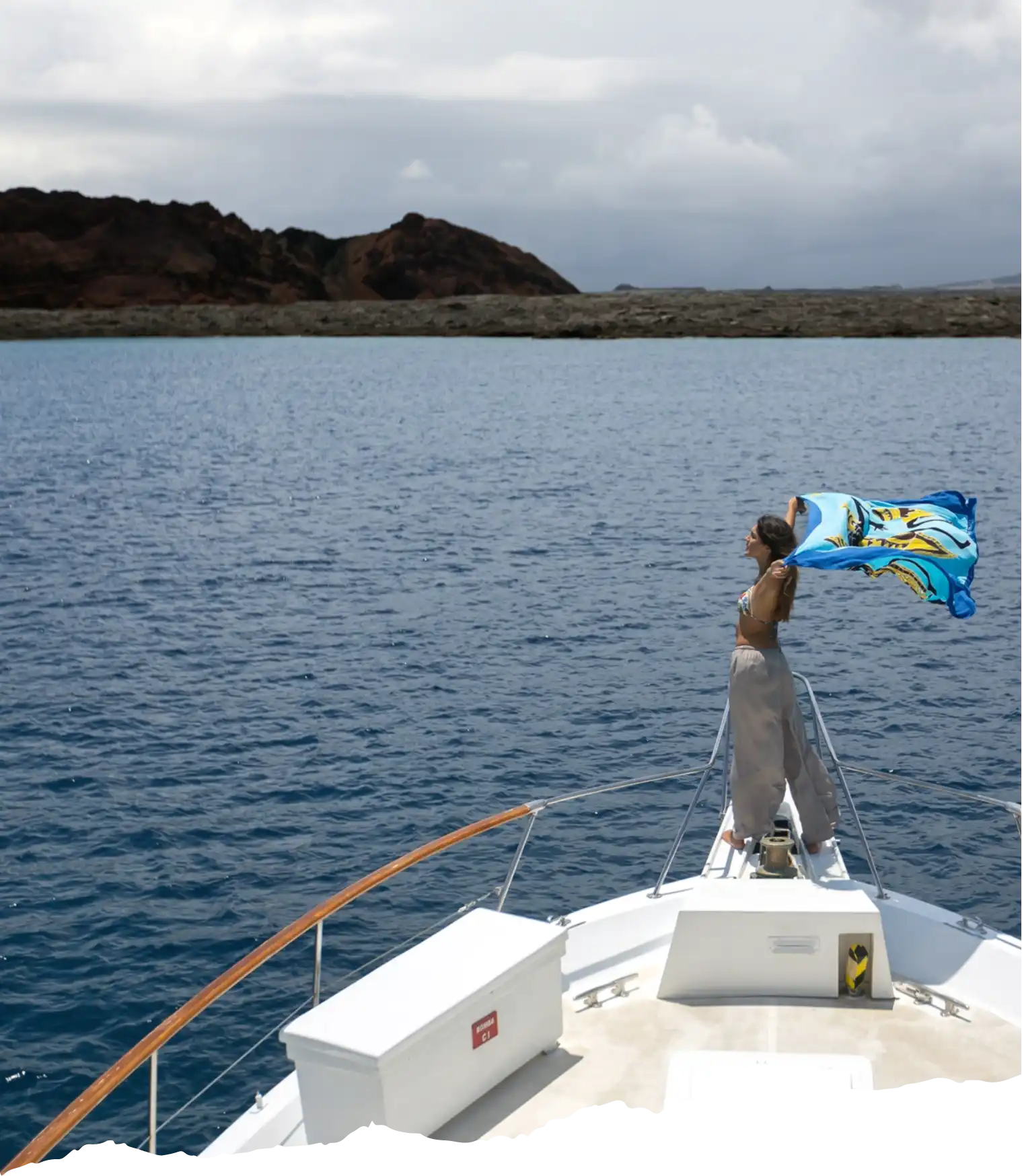 Mujer con toalla en yate