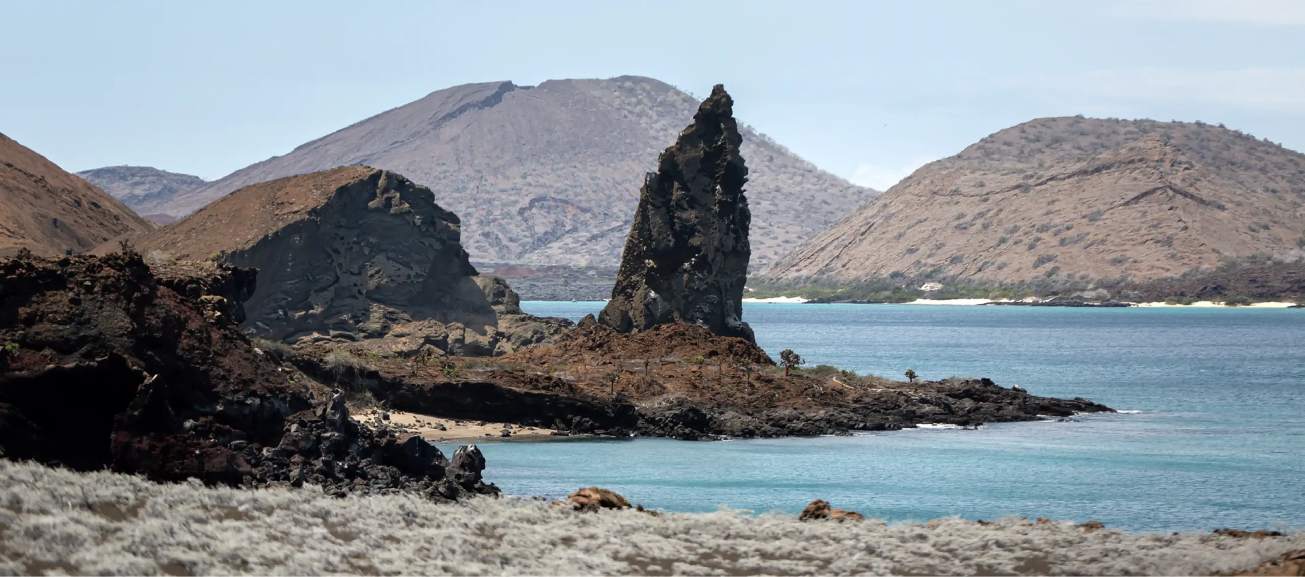 Rocas volcánicas en el mar