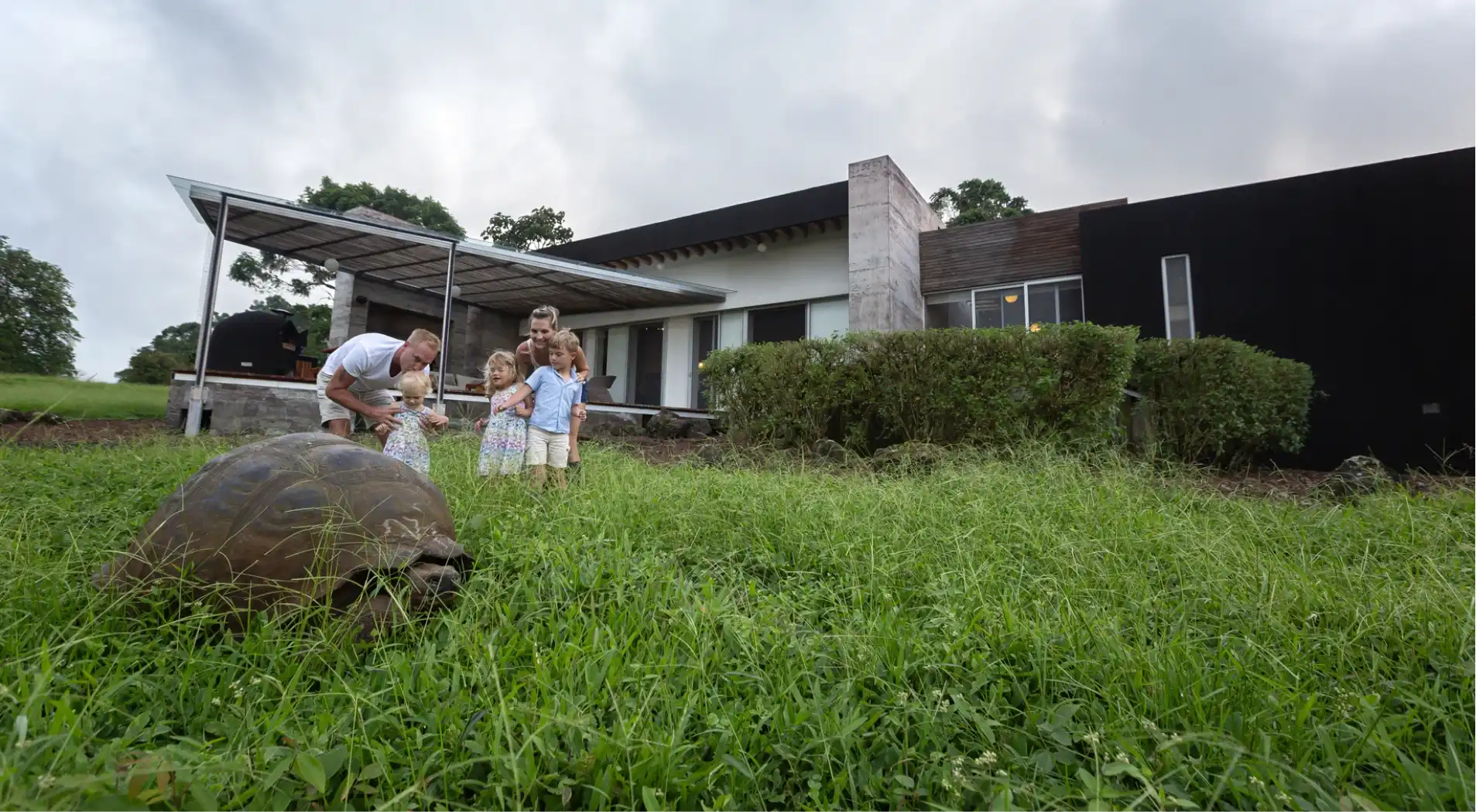 Familia en terreno verde
