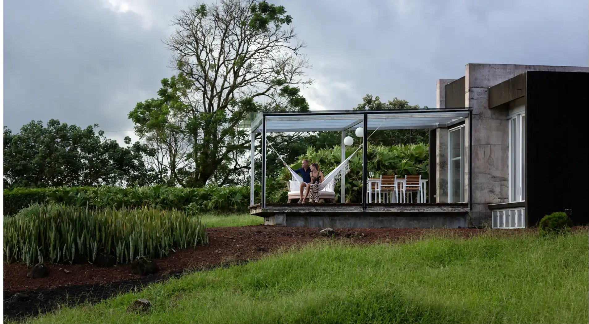 Familia en jardín moderno