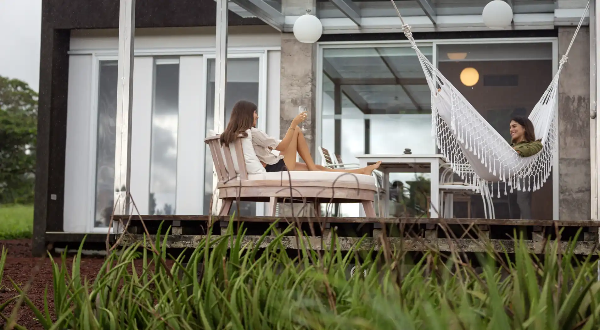 Mujer en terraza acristalada