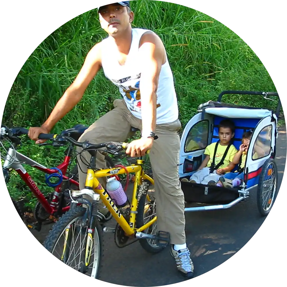 Roberto junto a su familia andando en bici.