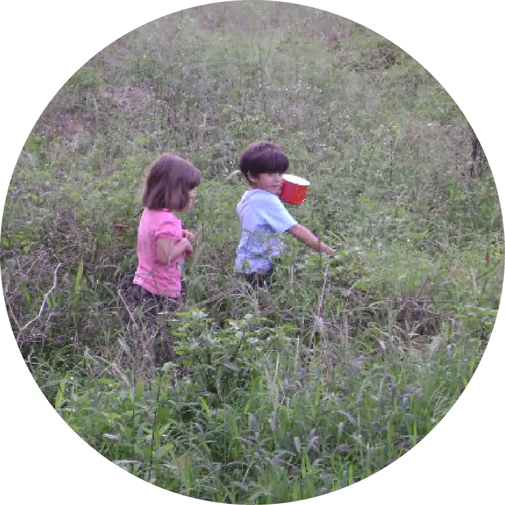 Hermanos paseando por el jardin