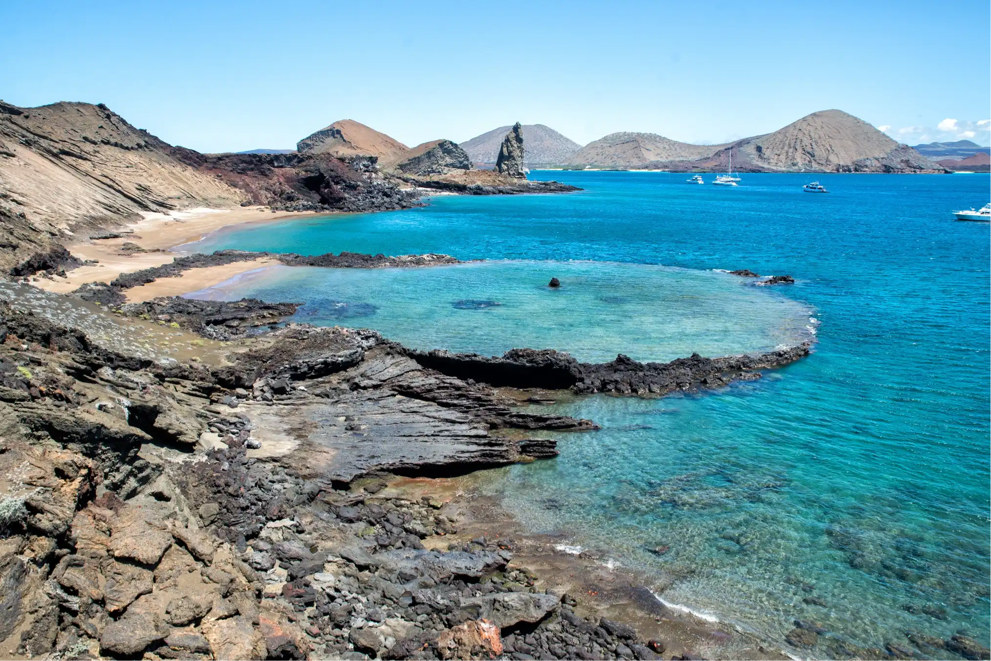 Playa y rocas en Galápagos