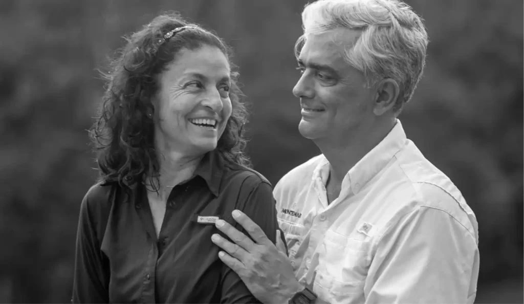 Pareja sonriendo (blanco y negro)