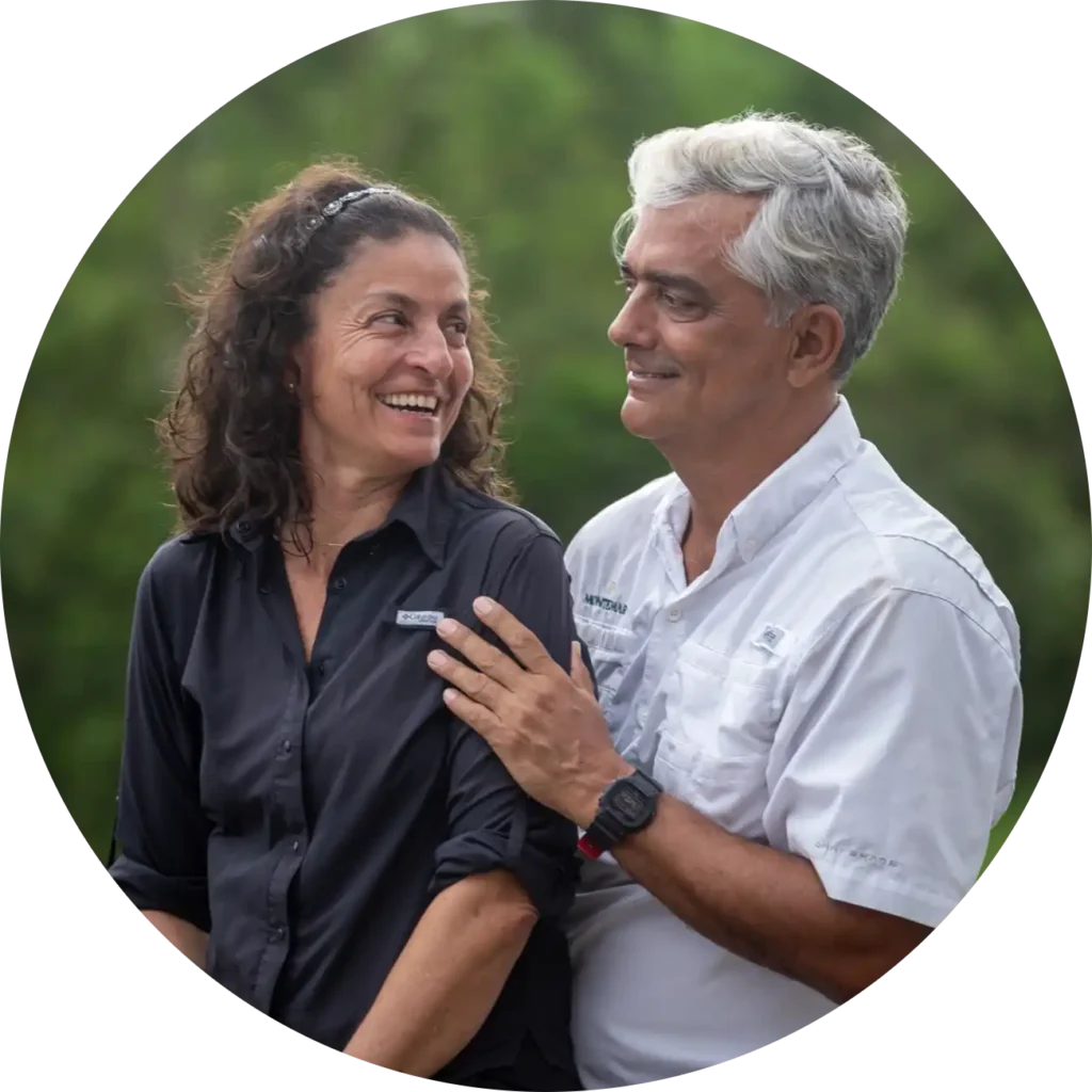 Retrato circular de pareja feliz