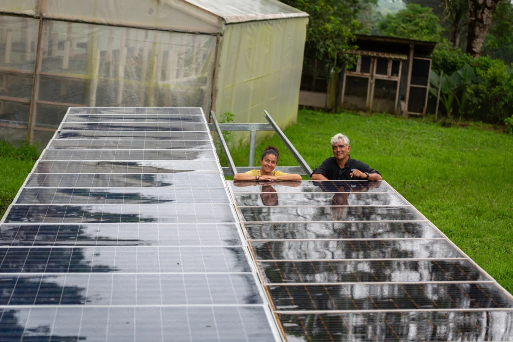 Reyna Oleas, dueña de montemar junto con su esposo sobre unos paneles solares