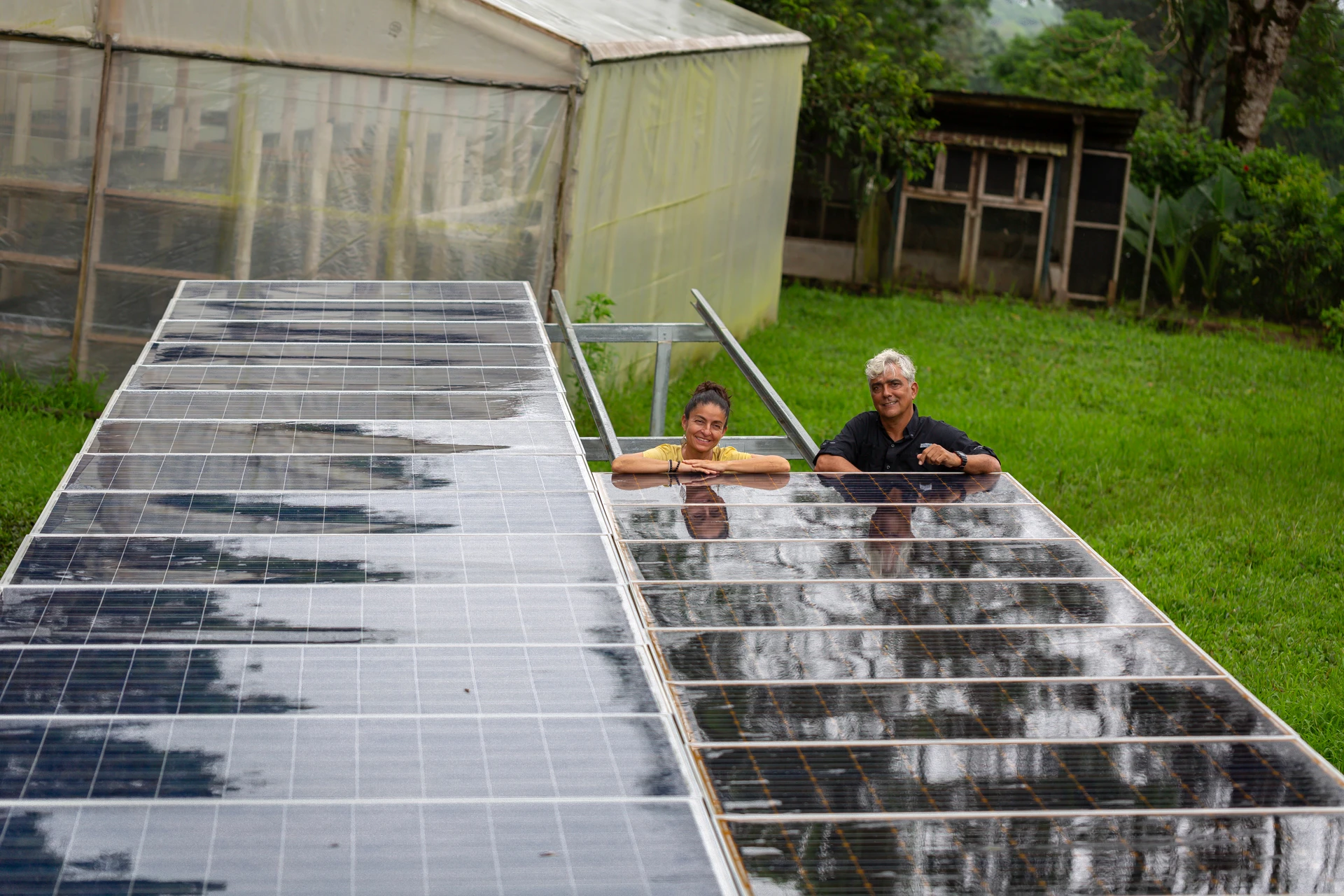 Reyna Oleas, dueña de montemar junto con su esposo sobre unos paneles solares