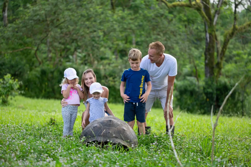 familia disfrutando un viaje en los terrenos de Montemar
